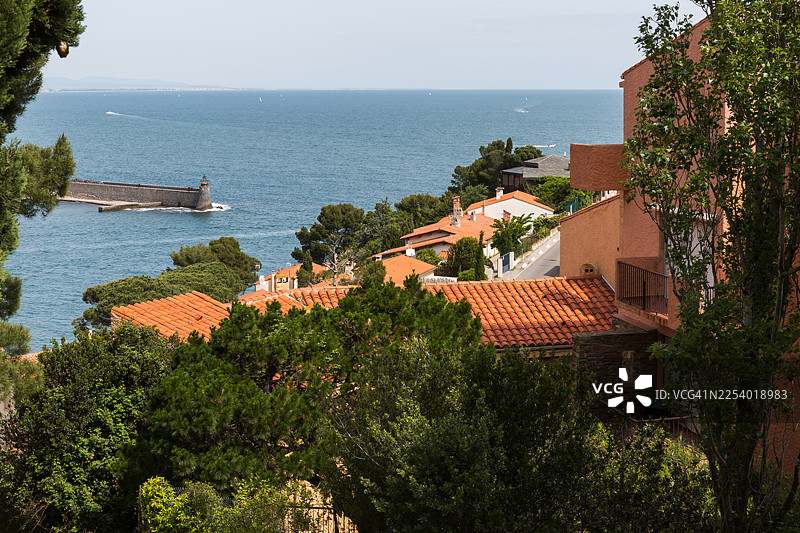 科利乌尔湾的住宅建筑——法国南部地中海旁的历史悠久的村庄，有历史悠久灯塔图片素材