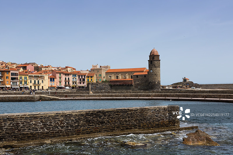 法国南部科利乌尔湾 - 地中海旁的历史古镇，拥有历史悠久灯塔图片素材