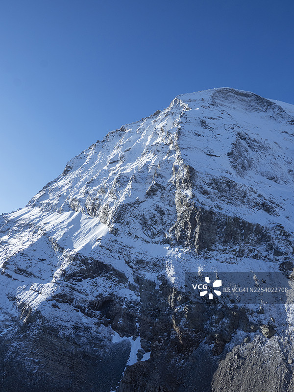 意大利阿尔卑斯山岩石山脉的初雪。图片素材