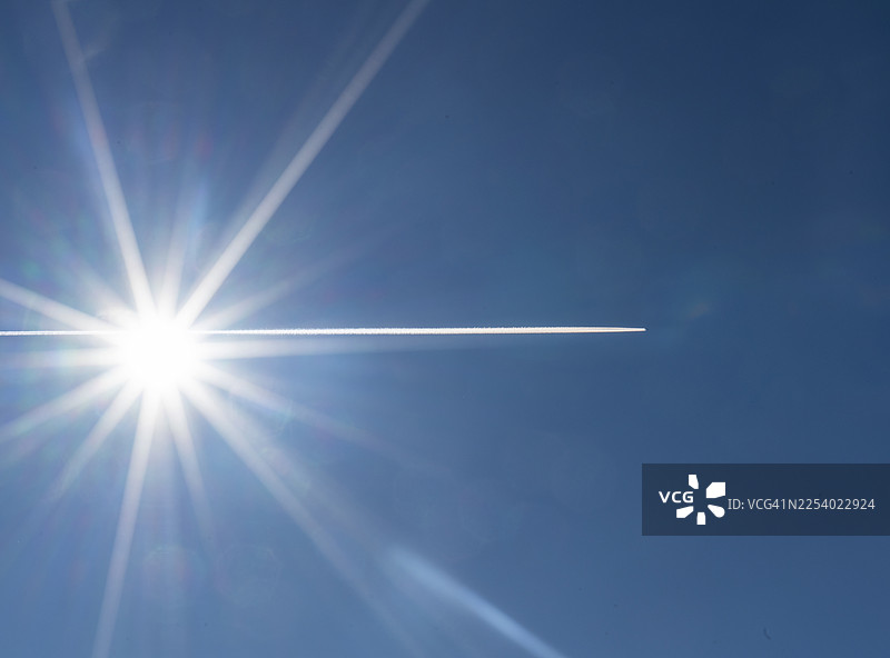 飞机再次对抗太阳图片素材