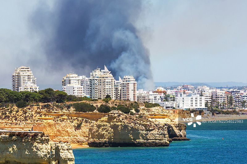 地中海沿岸城市火灾产生的巨大烟柱图片素材