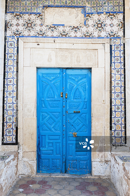 突尼斯凯鲁万圣城的一扇蓝色旧门图片素材