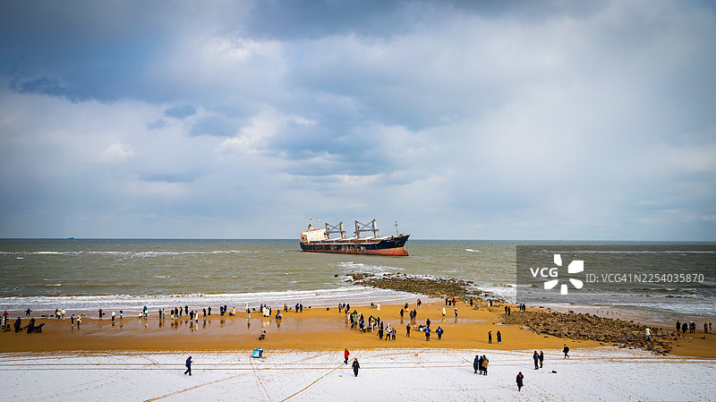 冬季过后，威海被遗弃的“兰德尔”号沉船的航拍照片图片素材