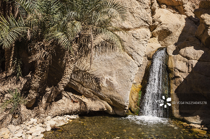 突尼斯沙漠山脉中的谢比卡瀑布图片素材