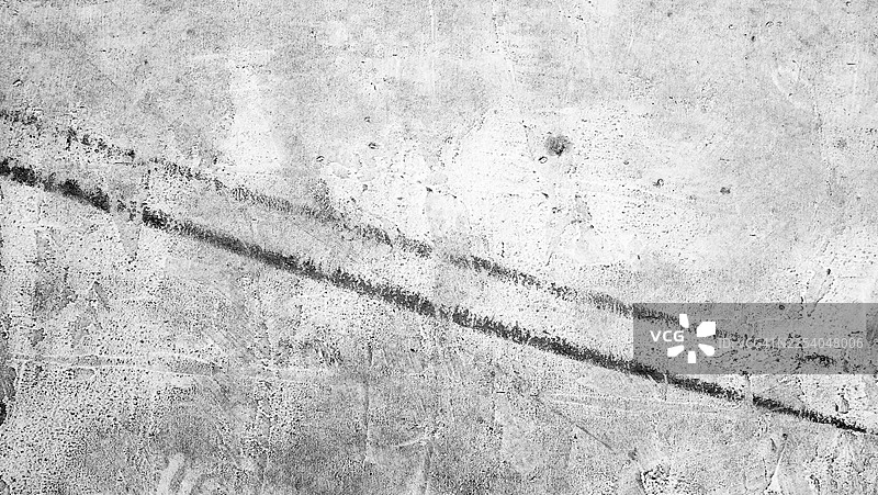 白色漆面、带有黑色线条的铜绿斑驳、纹理感墙壁的特写。粗糙的纹理。黑白。法国巴黎。图片素材