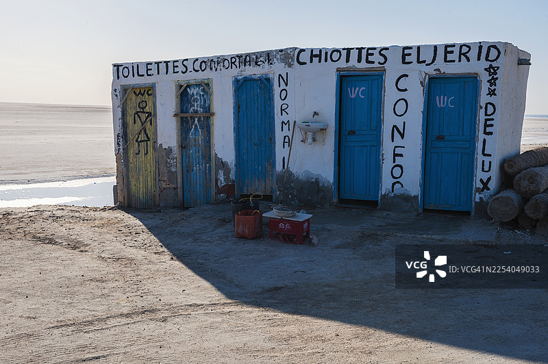 突尼斯杰里德湖中的孤零零的厕所图片素材