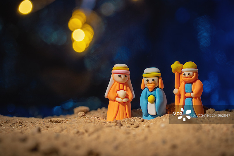 三位国王或智者，以及主显节的概念，三位玩具国王在深蓝色背景上献上礼物。国王节图片素材