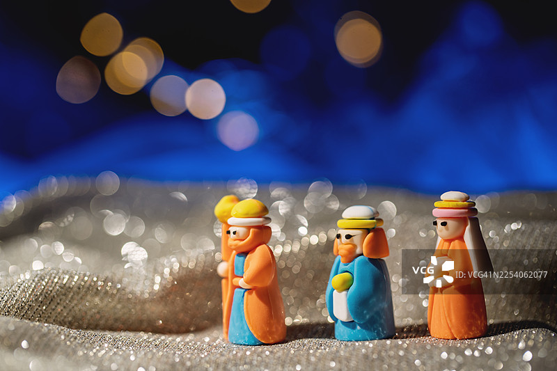 三个国王或智者和主显节概念，三个玩具国王在深蓝色背景上赠送礼物。国王节图片素材