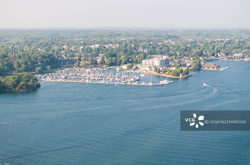 加拿大安大略省千岛湖加纳诺克码头和圣劳伦斯河的鸟瞰图图片素材