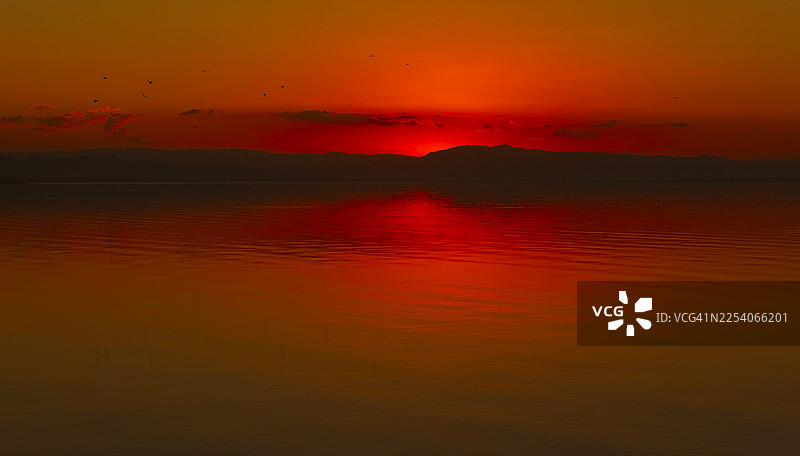 2019年10月24日，加利福尼亚州帝国谷，帝国谷的索尔顿海日落。（Ed Lallo/Getty Images 摄）图片素材