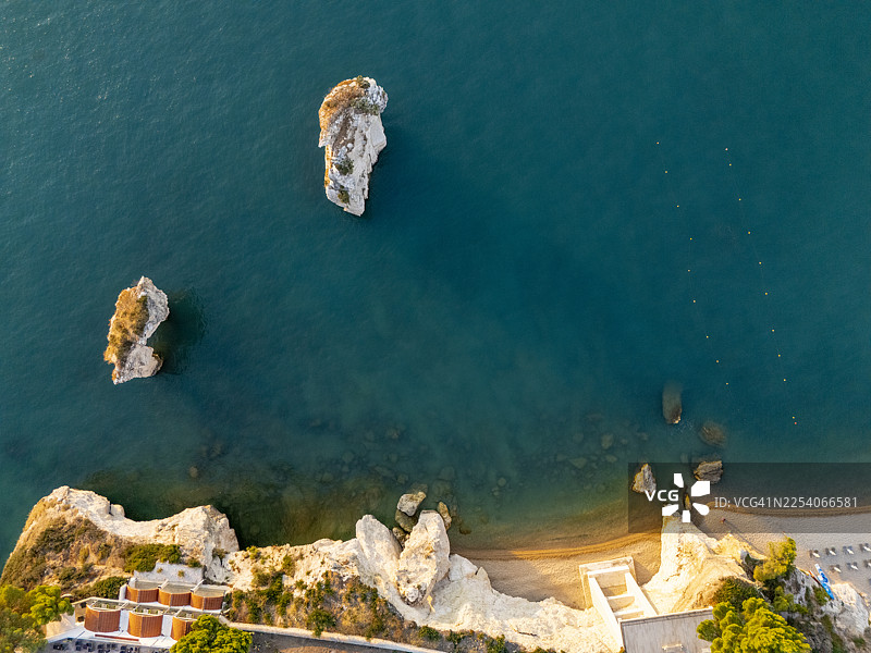 意大利普利亚加尔加诺国家公园，崎岖海岸线和沿海公路的航拍图图片素材