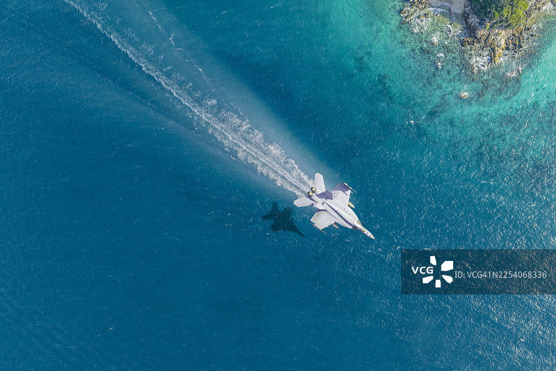 战斗机在海上岛屿上空飞行。概念：战争与国际领土防御。图片素材