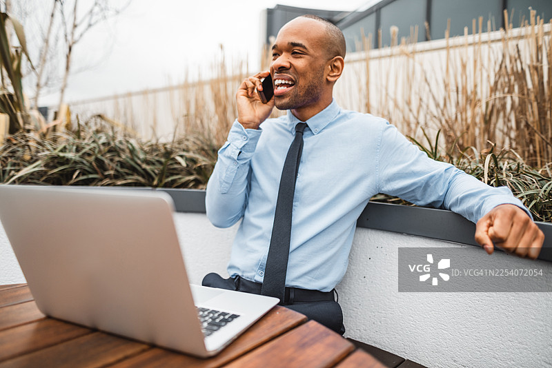 男人在屋顶户外工作图片素材