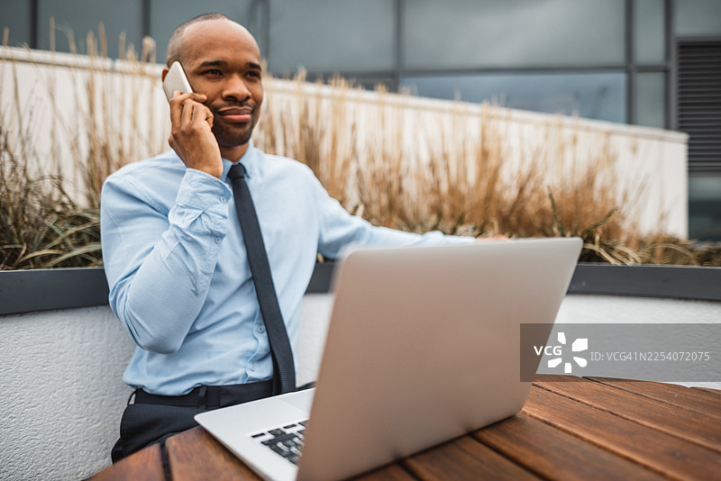 商务人士在屋顶户外工作图片素材