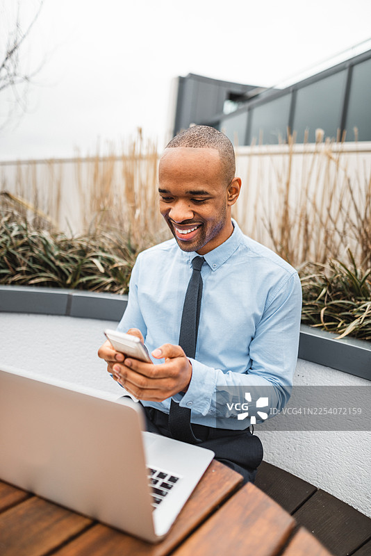 商务男士在屋顶户外工作图片素材