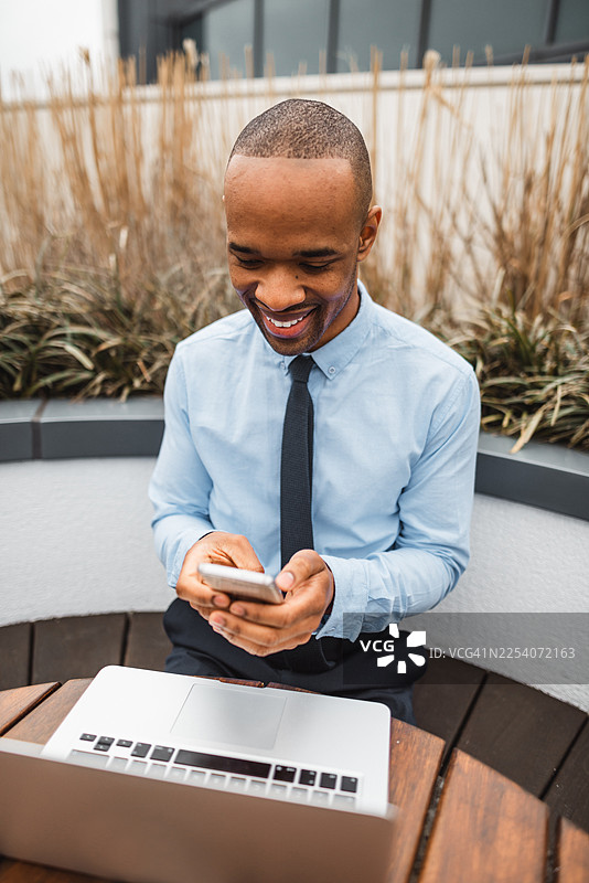 商务人士在屋顶户外工作图片素材