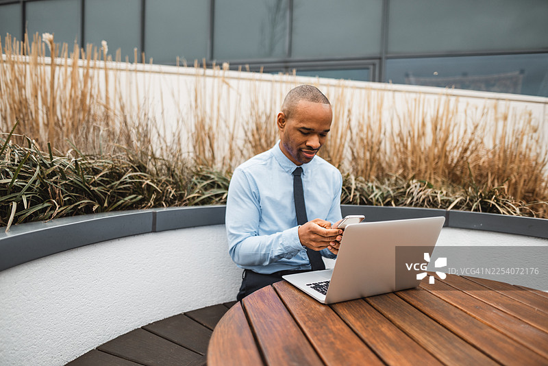 一位商务男士在屋顶户外工作图片素材