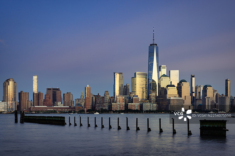 日落时分的纽约曼哈顿下城天际线图片素材