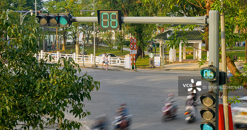 摩托车和汽车在河内红绿灯倒计时变化时行驶图片素材