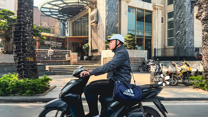 白天河内老城区繁忙交通的侧向平移镜头图片素材