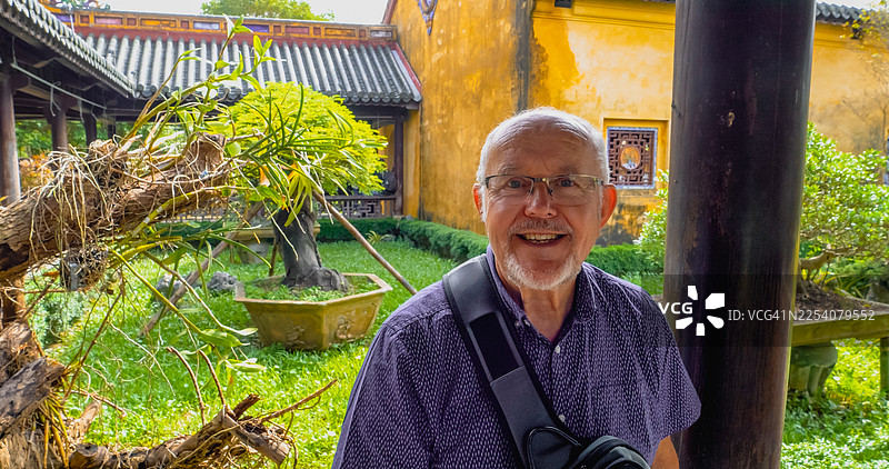 一位年长的旅行者在越南顺化皇城内探索风景图片素材