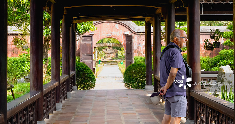 越南顺化皇城内景，一位年长游客正在探索图片素材