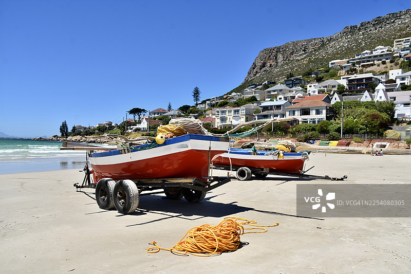 两条渔船停靠在菲什胡克海滩上。图片素材