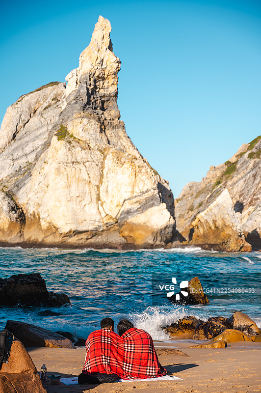 情侣在乌尔萨海滩的背影图片素材