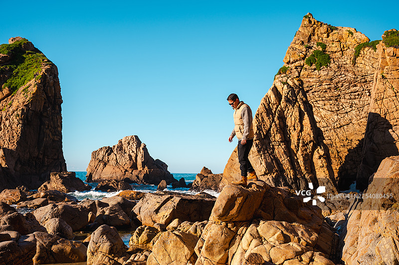男人在乌尔萨海滩图片素材