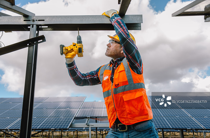 可再生能源革命：工人安装太阳能电池板更换件图片素材