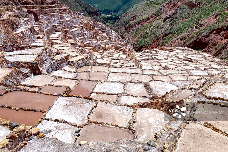 马拉斯盐田是位于秘鲁库斯科附近印加圣谷的由 3000 多个天然盐池组成的复合体。图片素材