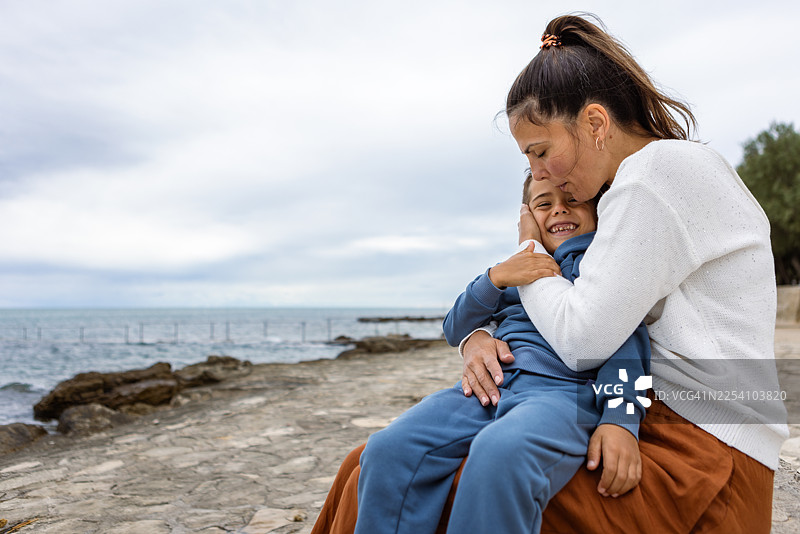 母亲在海边安慰孩子图片素材