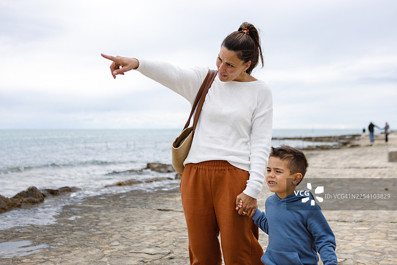 母子俩享受海边漫步图片素材