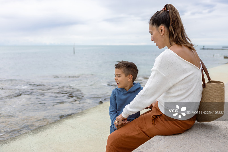 海边的亲密时刻图片素材
