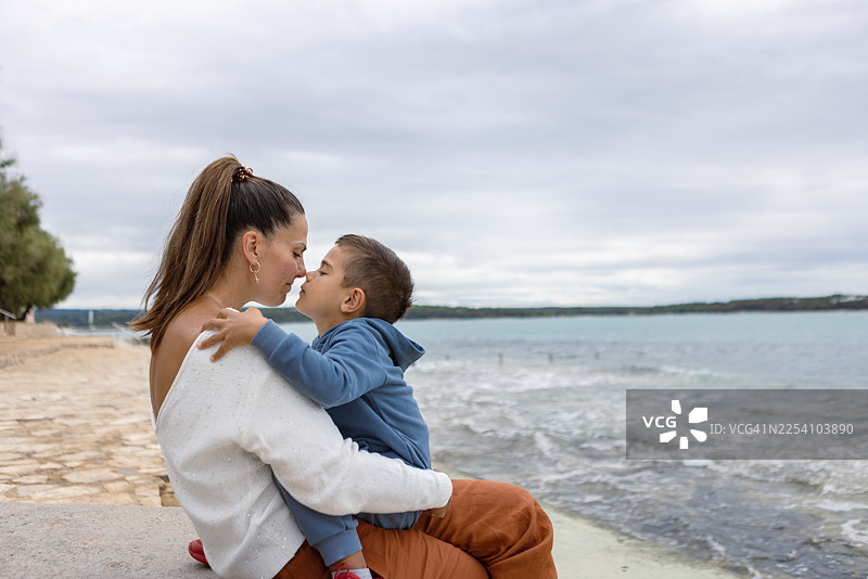 妈妈和孩子在海边图片素材