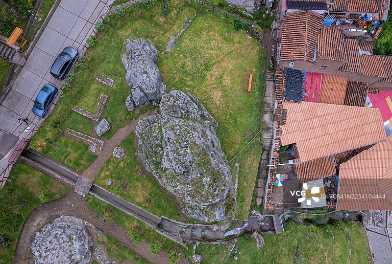 瓦卡帕恰托萨（Huaca Pachatosa），又称圆桌，是古代印第安人的墓葬，主要分布在玻利维亚、厄瓜多尔和秘鲁，在秘鲁库斯科地区常有贵重物品被发现。图片素材