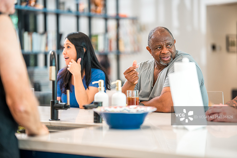 不同职业的专业人士在康复中心的厨房里讨论图片素材