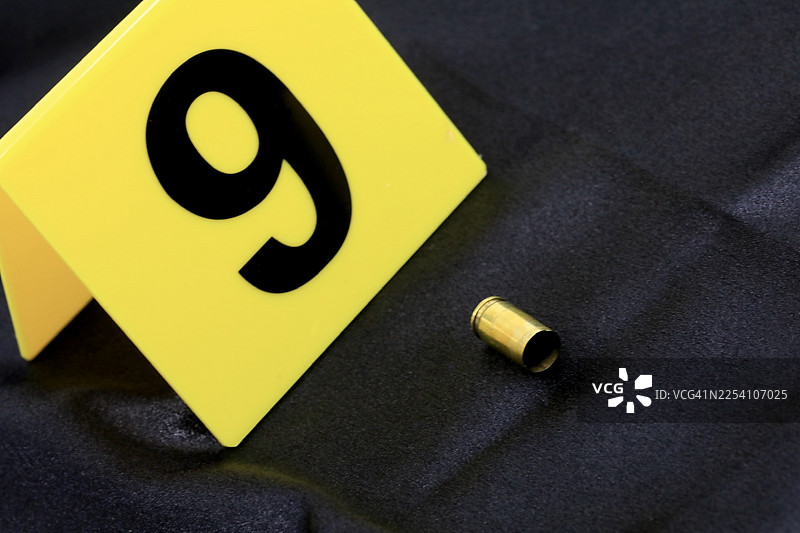 弹壳旁的证据标记图片素材