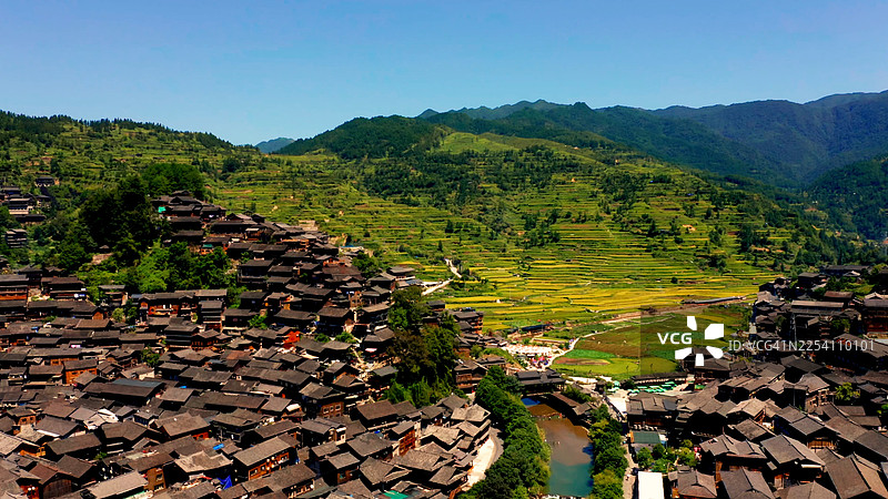 中国亚洲贵州西江千户苗寨梯田航拍图，中式古典建筑。图片素材