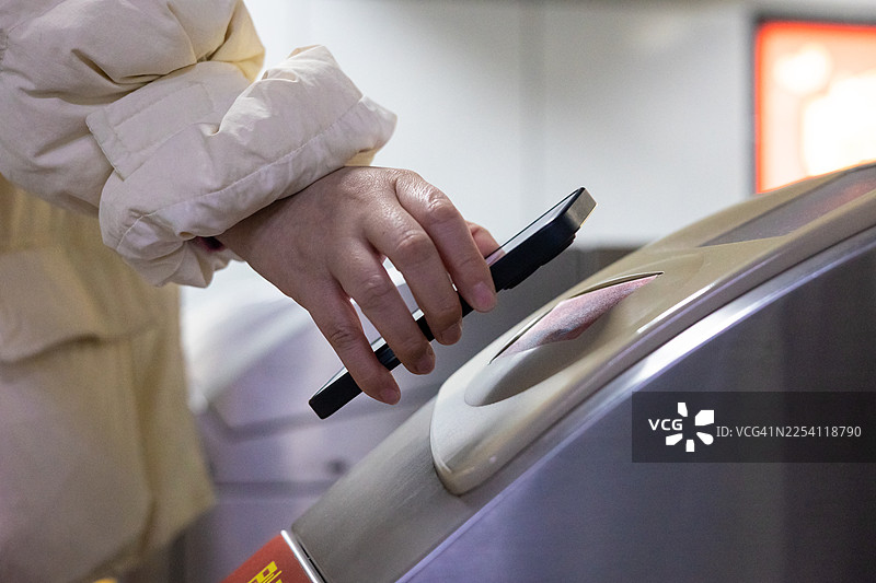 用手机扫描代码进入地铁站图片素材