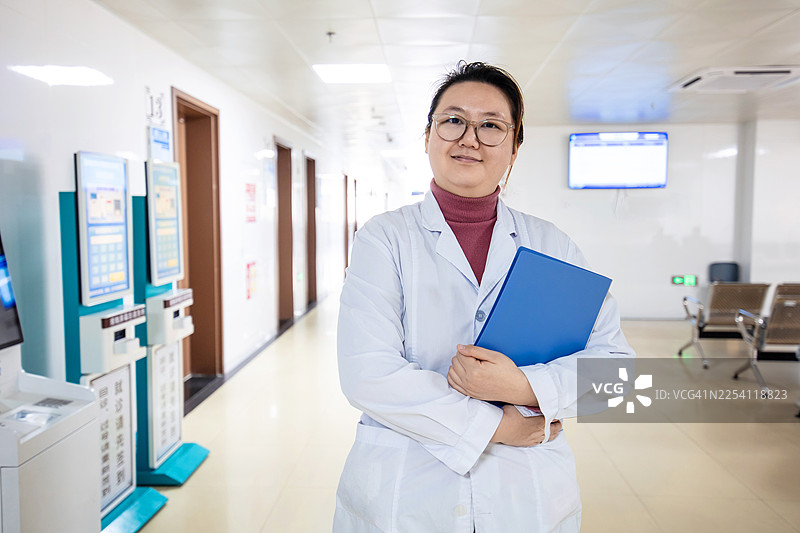 亚裔女医生走进超声检查室。图片素材