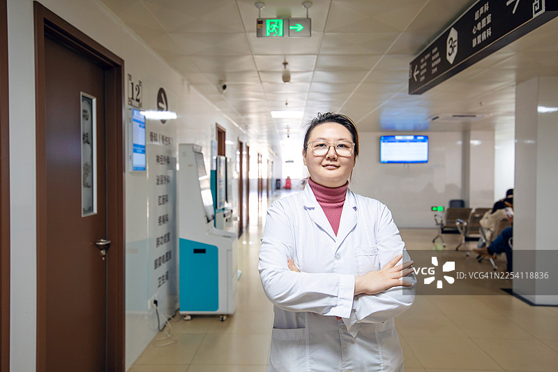 亚裔女医生走进了超声检查室。图片素材