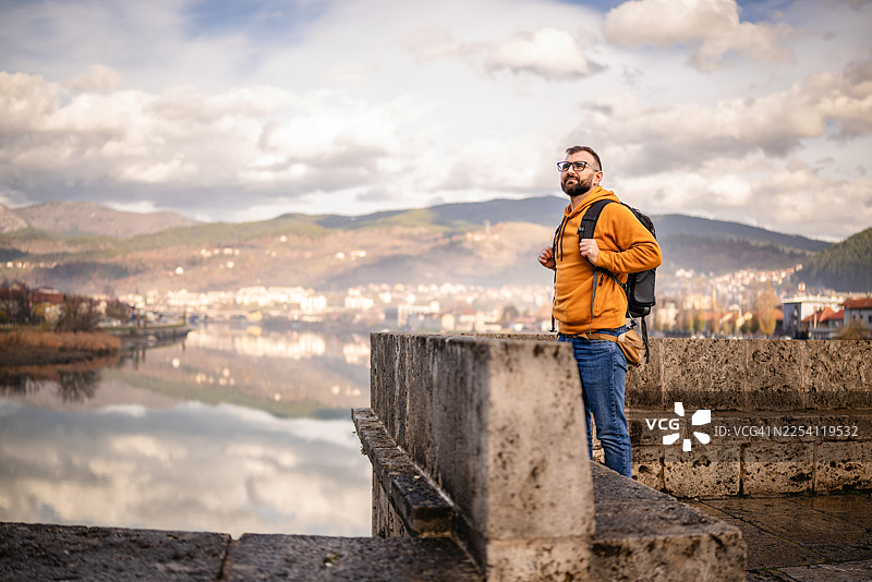 白天，游客站在维谢格拉德的石头城墙上眺望风景，那里是波斯尼亚和黑塞哥维那的景点。图片素材