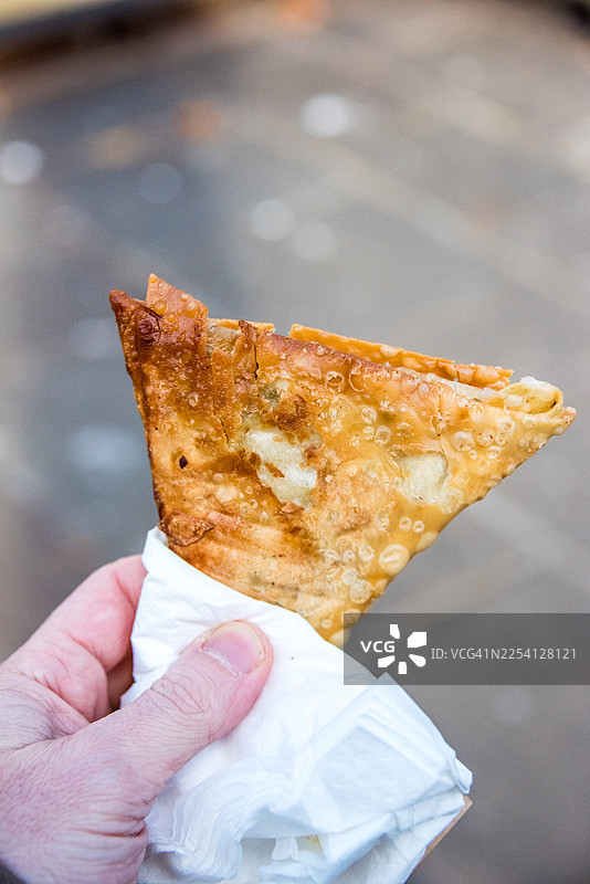 手持黎巴嫩传统法塔耶糕点图片素材