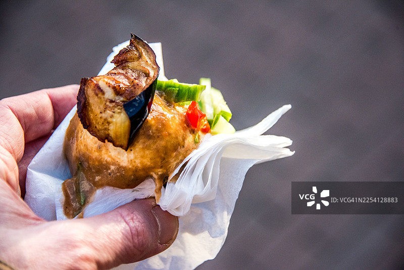 特写：手中拿着的沙拉三明治卷饼图片素材
