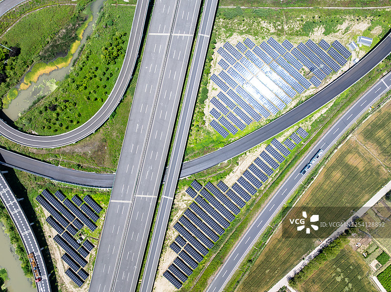 城市中的太阳能电池板和立交桥图片素材