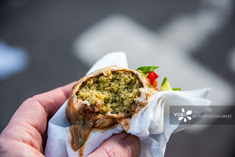 Hackney 地区被咬过的沙拉三明治卷饼图片素材