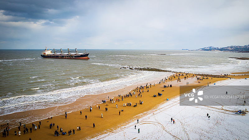 冬季过后，威海被遗弃的“兰德尔”号沉船的航拍照片图片素材