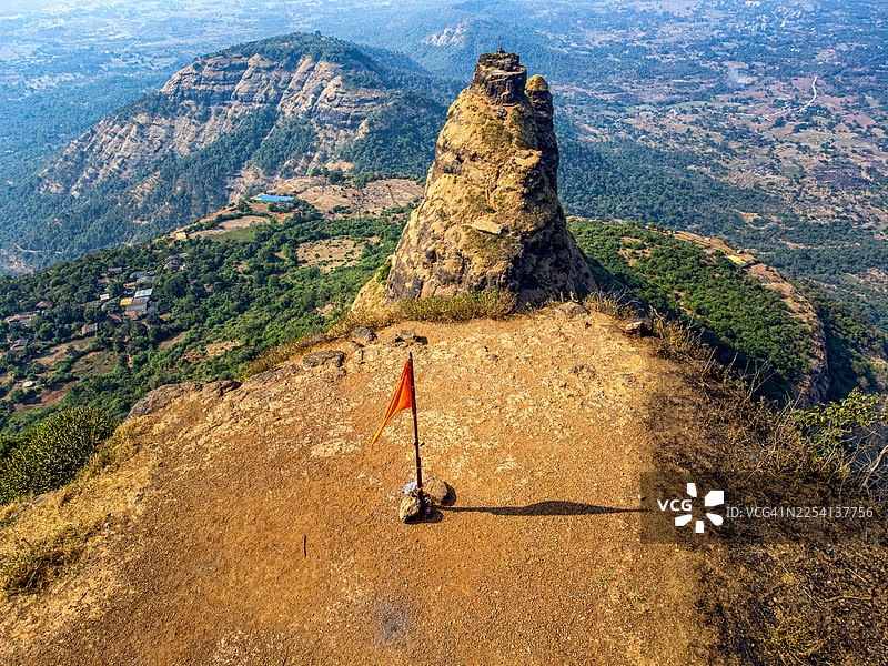 卡拉万廷杜尔格和普拉巴尔加德被郁郁葱葱的绿色植被、薄雾缭绕的萨哈德里山丘以及位于印度马哈拉施特拉邦赖加德县潘韦尔附近的风景秀丽的西高止山脉所环绕——这是一座历史悠久的丘陵堡垒和受欢迎的徒步旅行目的地图片素材