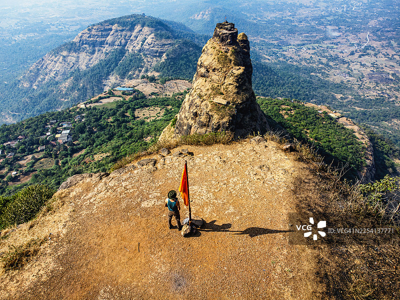 卡拉瓦廷堡和普拉巴尔加德被马拉地邦赖加德县潘韦尔附近的马哈拉施特拉邦印度西部山脉的翠绿山丘、雾气缭绕的萨耶德里山脉和风景如画的西部山脉所环绕——这是一座历史悠久的城堡和受欢迎的徒步旅行目的地图片素材